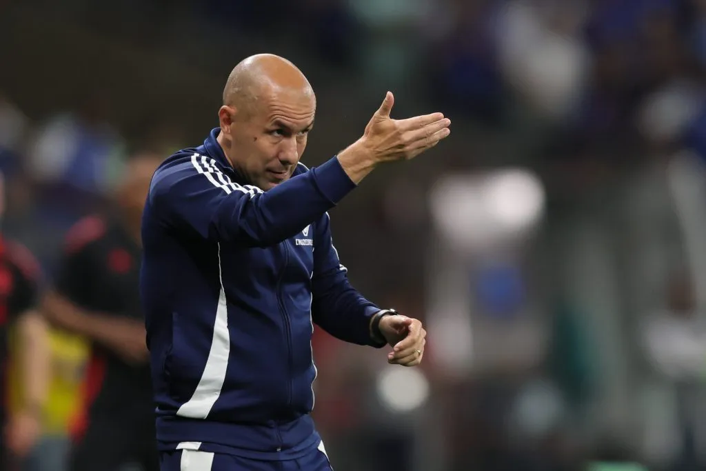 Leonardo Jardim durante partida contra o Internacional no Campeonato Brasileiro de 2025.  Foto: Gilson Lobo/AGIF