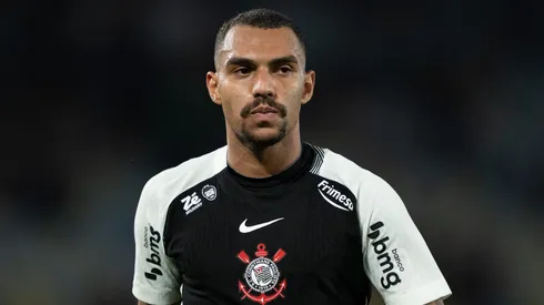 Matheuzinho durante confronto contra o Fluminense no Campeonato Brasileiro de 2025.