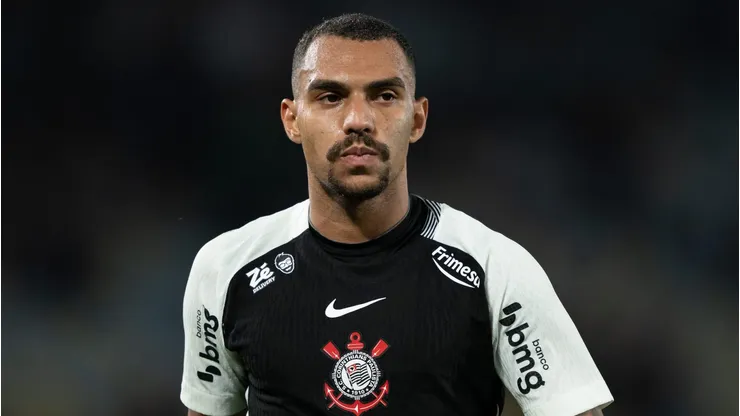 Matheuzinho durante confronto contra o Fluminense no Campeonato Brasileiro de 2025.