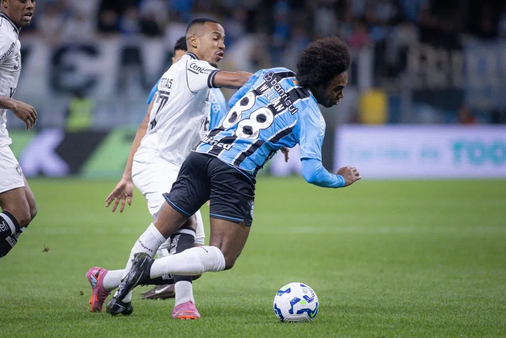 Willian em Grêmio x  Botafogo. Foto: Maxi Franzoi/AGIF