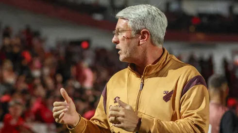 Odair Hellman tecnico do Athletico-PR durante partida contra o Vila Nova-GO no estadio Arena da Baixada pelo campeonato Brasileiro B 2025. Foto: Robson Mafra/AGIF