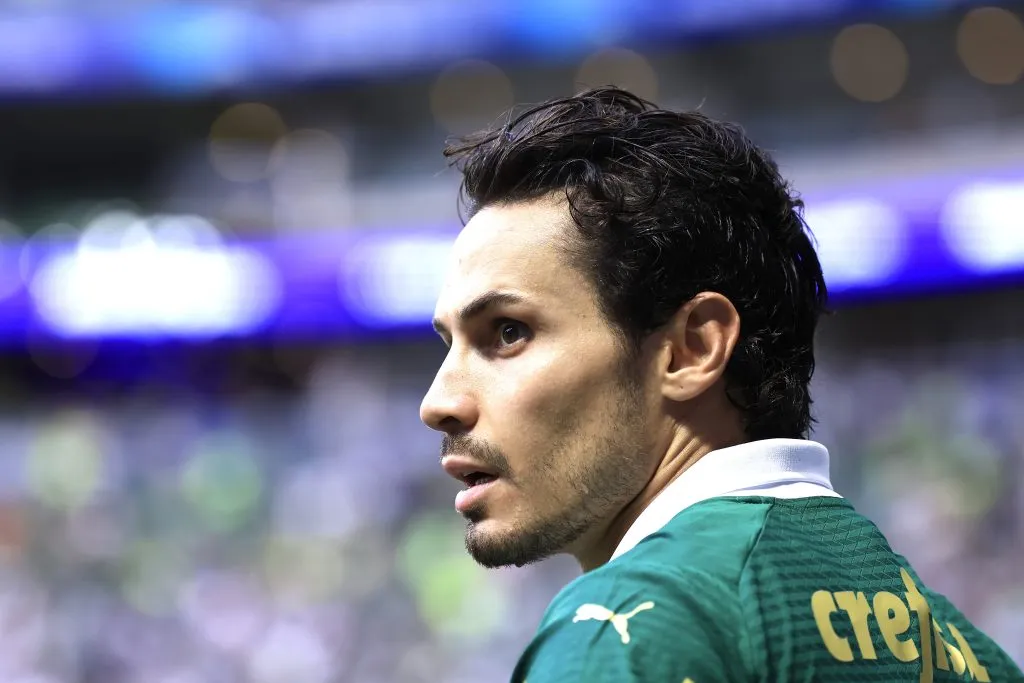 SP – SAO PAULO – 26/10/2024 – BRASILEIRO A 2024, PALMEIRAS X FORTALEZA – Raphael Veiga jogador do Palmeiras durante partida contra o Fortaleza no estadio Arena Allianz Parque pelo campeonato Brasileiro A 2024. Foto: Marcello Zambrana/AGIF