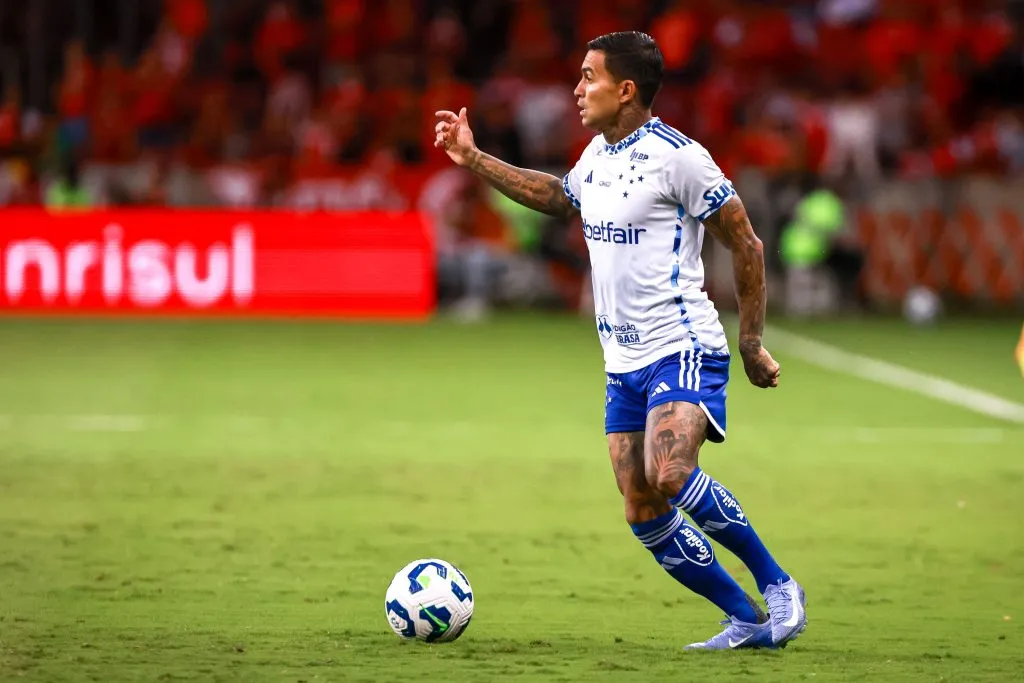SP – PORTO ALEGRE – 06/04/2025 – BRASILEIRO A 2025, INTERNACIONAL X CRUZEIRO – Dudu jogador do Cruzeiro durante partida contra o Internacional no estadio Beira-Rio pelo campeonato Brasileiro A 2025. Foto: Maxi Franzoi/AGIF
