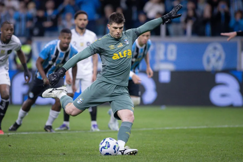 RS – PORTO ALEGRE – 24/09/2025 – BRASILEIRO A 2025, GREMIO X BOTAFOGO – Tiago Volpi jogador do Gremio durante partida contra o Botafogo no estadio Arena do Gremio pelo campeonato Brasileiro A 2025. Foto: Maxi Franzoi/AGIF