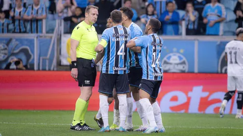 Jogadores do Grêmio reclamam com árbitro em jogo contra Botafogo. Foto: AGIF