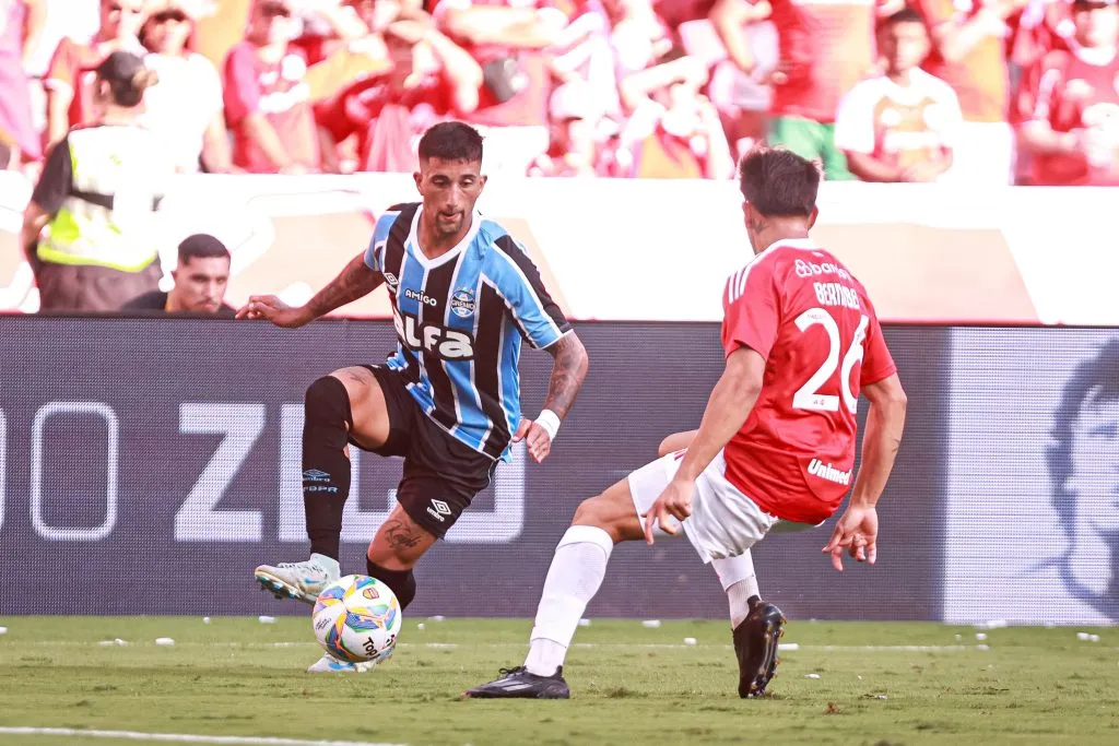 RS – PORTO ALEGRE – 16/03/2025 – GAUCHO 2025, INTERNACIONAL X GREMIO – Cristian Olivera jogador do Gremio durante partida contra o Internacional no estadio Beira-Rio pelo campeonato Gaucho 2025. Foto: Maxi Franzoi/AGIF