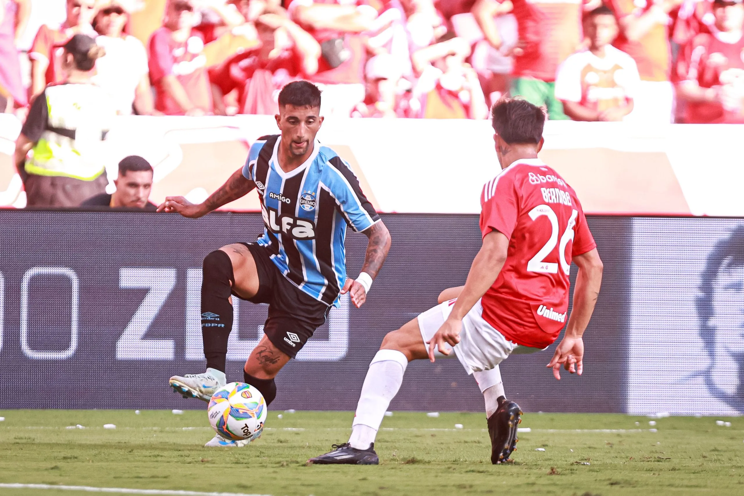 Cristian Olivera em Internacional x Grêmio pelo Campeonato Gaucho 2025. Foto: Maxi Franzoi/AGIF