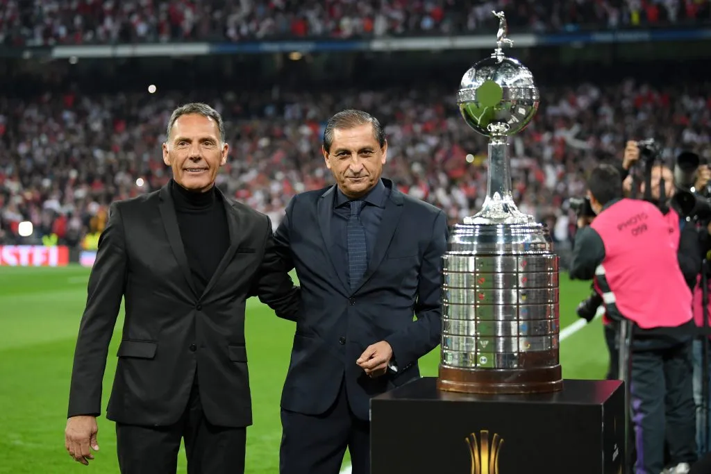 Ramón Díaz posa com a taça da Libertadores em partida no Santiago Bernabéu.  (Photo by Matthias Hangst/Getty Images)