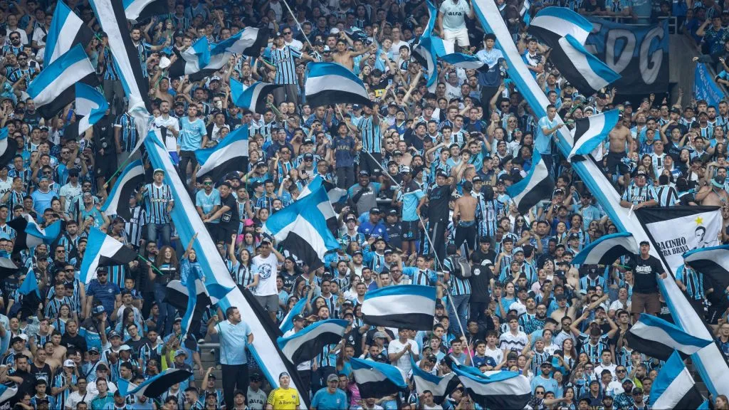 Torcedores incentivam o Grêmio durante jogo na Arena, em Porto Alegre. Foto: Liamara Polli/AGIF