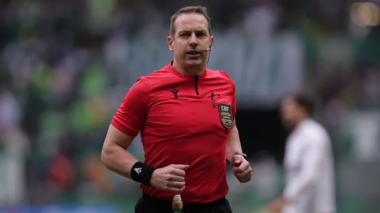 SP - SAO PAULO - 10/08/2025 - BRASILEIRO A 2025, PALMEIRAS X CEARA - O arbitro Lucas Paulo Torezin durante partida entre Palmeiras e Ceara no estadio Arena Allianz Parque pelo campeonato Brasileiro A 2025. Foto: Ettore Chiereguini/AGIF