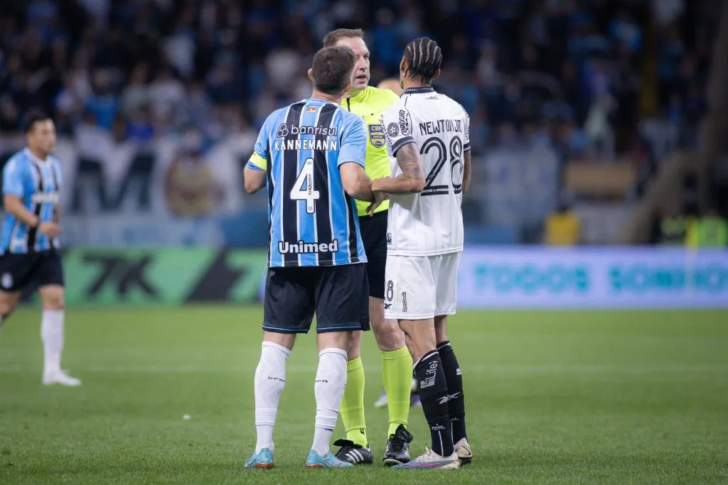 RS – PORTO ALEGRE – 24/09/2025 – BRASILEIRO A 2025, GREMIO X BOTAFOGO – Walter Kannemann jogador do Gremio discute com jogador Newton do Botafogo durante partida no estadio Arena do Gremio pelo campeonato Brasileiro A 2025. Foto: Maxi Franzoi/AGIF