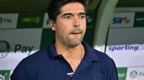 Abel Ferreira durante confronto contra o Fortaleza no Brasileirão 2025.