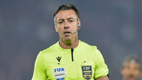 O arbitro Raphael Claus durante partida entre Flamengo e Atletico-MG no estadio Maracana pelo campeonato Copa Do Brasil 2025. Foto: Thiago Ribeiro/AGIF