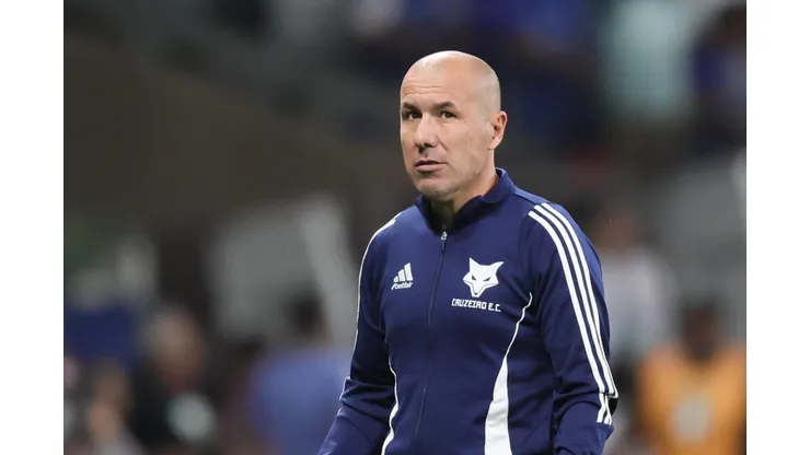 MG - BELO HORIZONTE - 10/08/2025 - BRASILEIRO A 2025, CRUZEIRO X SANTOS - Leonardo Jardim tecnico do Cruzeiro durante partida contra o Santos no estadio Mineirao pelo campeonato Brasileiro A 2025. Foto: Gilson Lobo/AGIF