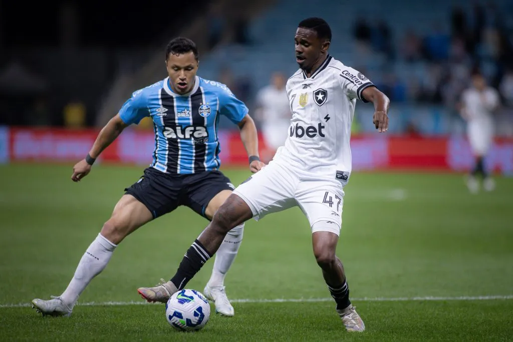 Marlon jogador do Grêmio disputa lance com Jeffinho jogador do Botafogo – Foto: Maxi Franzoi/AGIF