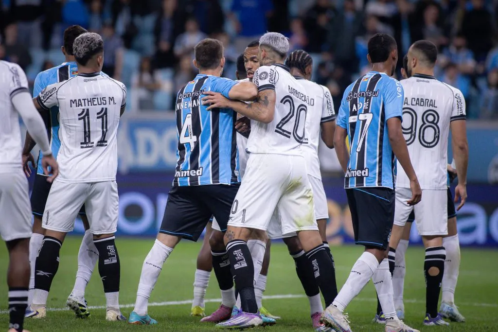 RS – PORTO ALEGRE – 24/09/2025 – BRASILEIRO A 2025, GREMIO X BOTAFOGO – Walter Kannemann jogador do Gremio disputa lance com Alexander Barboza jogador do Botafogo durante partida no estadio Arena do Gremio pelo campeonato Brasileiro A 2025. Foto: Maxi Franzoi/AGIF