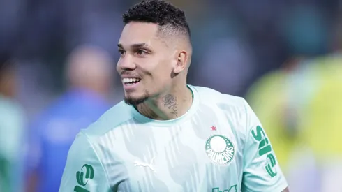Paulinho jogador do Palmeiras durante aquecimento antes da partida contra o Corinthians no estadio Arena Barueri pelo campeonato Brasileiro A 2025.