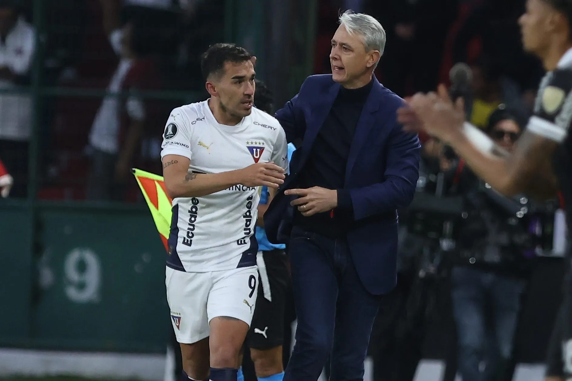 QUITO, ECUADOR – AUGUST 21: Lizandro Alzugaray celebrates after scoring the team’s first goal with Head Coach Tiago Nunes of LDU Quito during the Copa CONMEBOL Libertadores 2025 match between LDU Quito and Botafogo at Estadio Rodrigo Paz Delgado on August 21, 2025 in Quito, Ecuador. (Photo by Franklin Jacome/Getty Images)