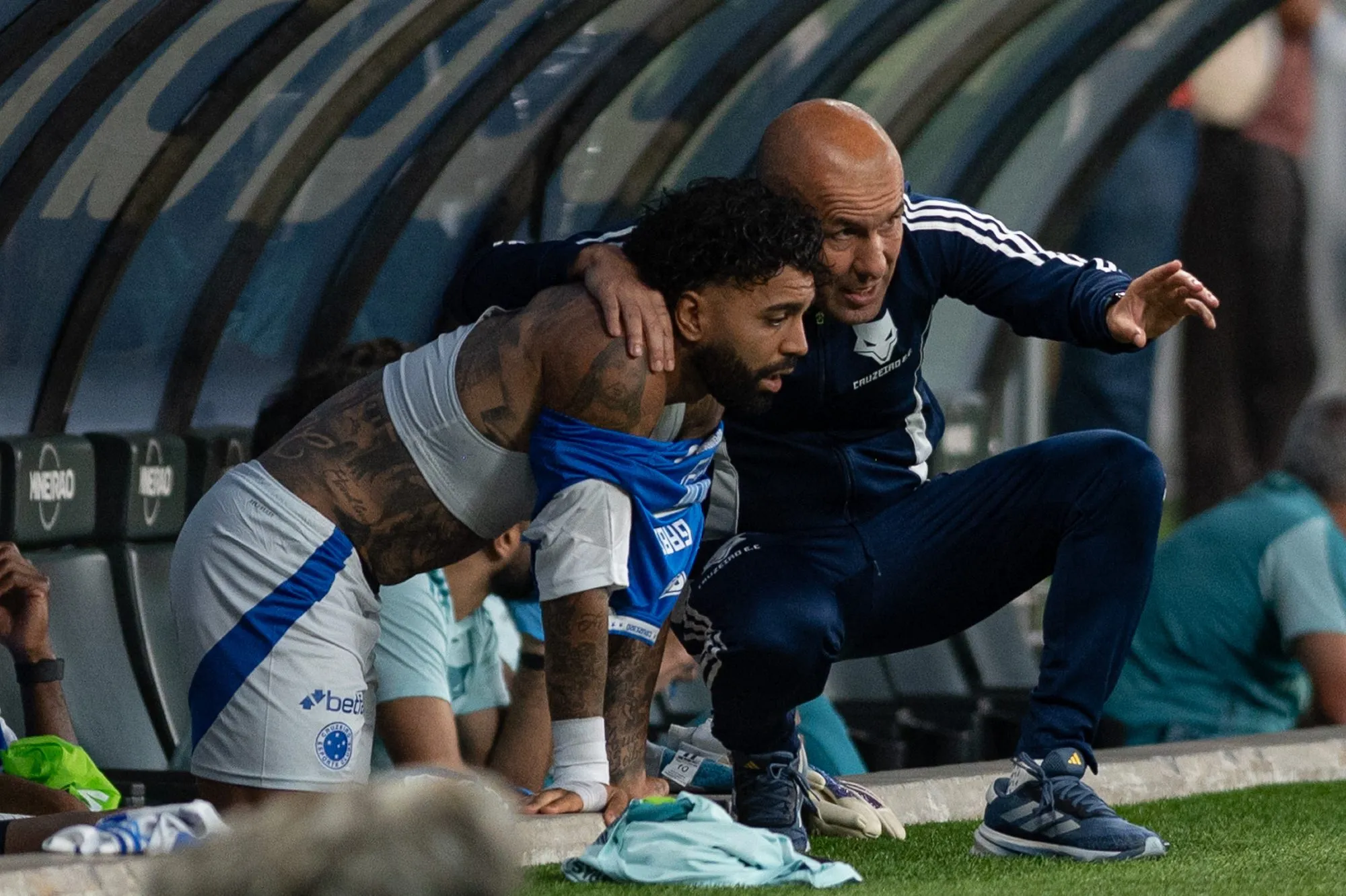 MG – BELO HORIZONTE – 21/09/2025 – BRASILEIRO A 2025, CRUZEIRO X BRAGANTINO – Leonardo Jardim tecnico do Cruzeiro conversa com Gabriel Barbosa no banco durante partida contra o Bragantino no estadio Mineirao pelo campeonato Brasileiro A 2025. Foto: Alessandra Torres/AGIF