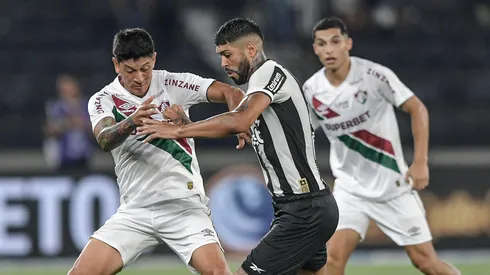 Barboza jogador do Botafogo disputa lance com Cano jogador do Fluminense durante partida no estadio Engenhao pelo campeonato Carioca 2025. Foto: Thiago Ribeiro/AGIF