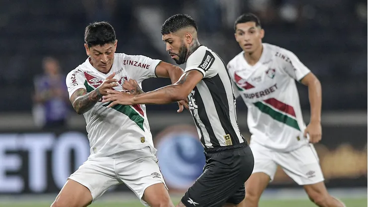 Barboza jogador do Botafogo disputa lance com Cano jogador do Fluminense durante partida no estadio Engenhao pelo campeonato Carioca 2025. Foto: Thiago Ribeiro/AGIF