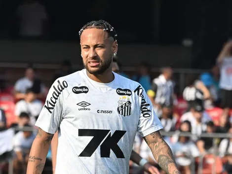 Neymar prioriza tratamento particular e gera polêmica no Santos