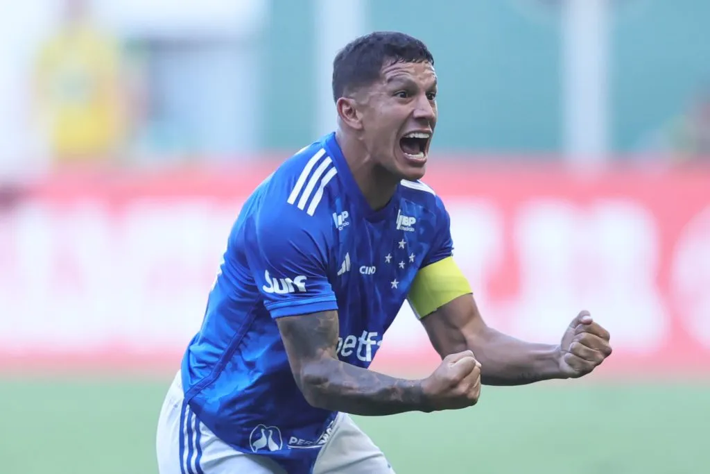MG – BELO HORIZONTE – 22/02/2025 – MINEIRO 2025, AMERICA-MG X CRUZEIRO – Lucas Romero jogador do Cruzeiro comemora seu gol durante partida contra o America-MG no estadio Independencia pelo campeonato Mineiro 2025. Foto: Gilson Lobo/AGIF