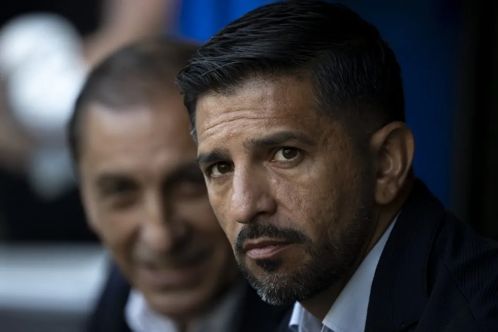 Ramon Diaz tecnico do Vasco e seu auxiliar Emiliano Ramon Diaz antes da partida contra o Nova Iguacu no estadio Maracana pelo campeonato Carioca 2024. Foto: Jorge Rodrigues/AGIF
