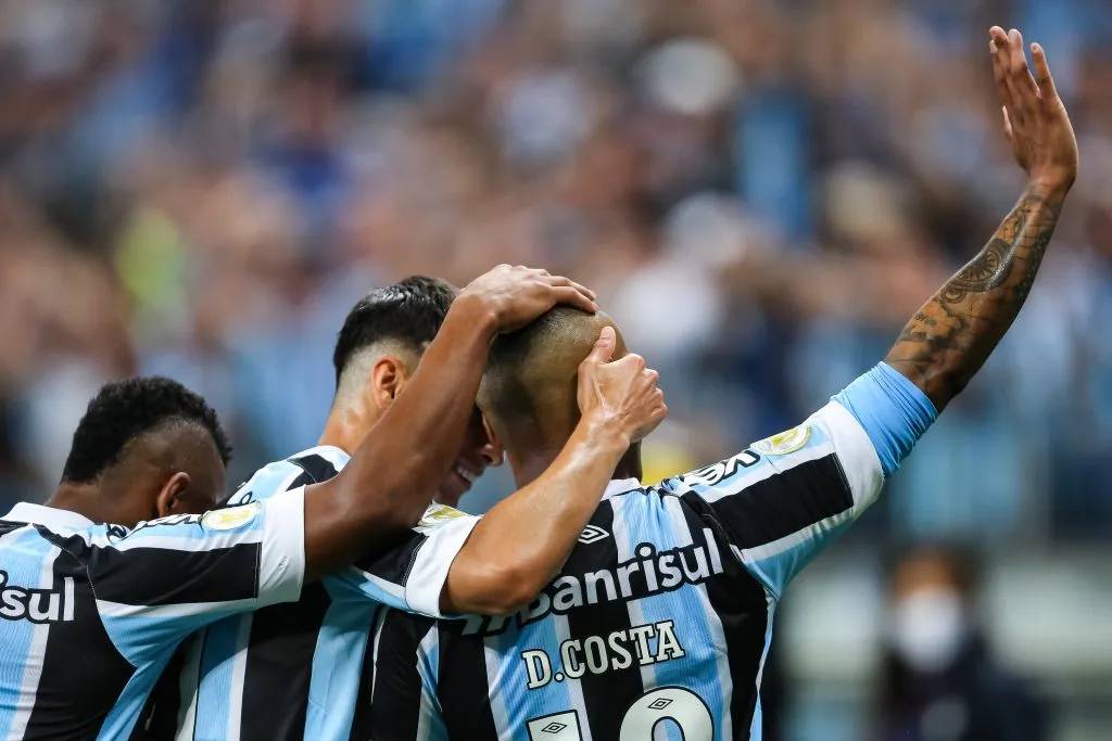Douglas Costa teve uma despedida polêmica do Grêmio em 2021. Foto: Pedro H. Tesch/AGIF