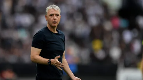 RJ – RIO DE JANEIRO – 26/11/2023 – BRASILEIRO A 2023, BOTAFOGO X SANTOS – Tiago Nunes tecnico do Botafogo durante partida contra o Santos no estadio Engenhao pelo campeonato Brasileiro A 2023. Foto: Thiago Ribeiro/AGIF