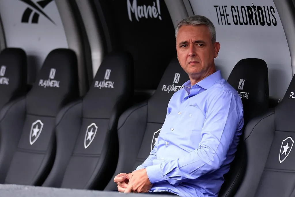 RIO DE JANEIRO, BRAZIL – FEBRUARY 18: Tiago Nunes, head coach of Botafogo looks on prior to a Campeonato Carioca 2024 match between Botafogo and Vasco Da Gama at Nilton Santos Stadium on February 18, 2024 in Rio de Janeiro, Brazil. (Photo by Buda Mendes/Getty Images)