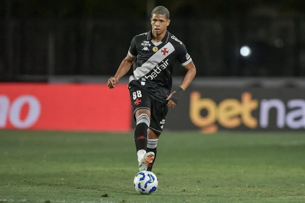 Barros jogador do Vasco durante partida contra o Ceará – Foto: Thiago Ribeiro/AGIF