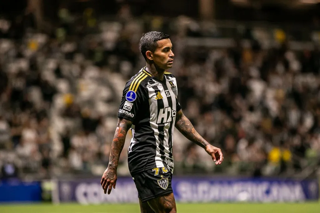 MG – BELO HORIZONTE – 24/07/2025 – COPA SUL-AMERICANA 2025, ATLETICO-MG X ATLETICO BUCAMARANGA – Dudu jogador do Atletico-MG durante partida contra o Atletico Bucamaranga no estadio Arena MRV pelo campeonato Copa Sul-americana 2025. Foto: Fernando Moreno/AGIF
