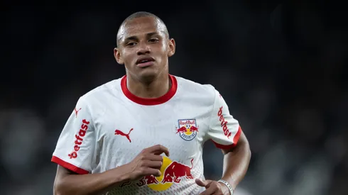 RJ - RIO DE JANEIRO - 30/08/2025 - BRASILEIRO A 2025, BOTAFOGO X BRAGANTINO - Jhon Jhon jogador do Bragantino durante partida contra o Botafogo no estadio Engenhao pelo campeonato Brasileiro A 2025. Foto: Jorge Rodrigues/AGIF