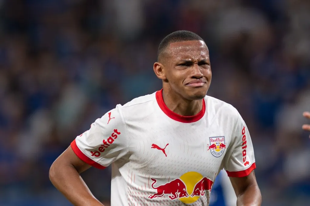 MG – BELO HORIZONTE – 21/09/2025 – BRASILEIRO A 2025, CRUZEIRO X BRAGANTINO – Jhon Jhon jogador do Bragantino comemora seu gol durante partida contra o Cruzeiro no estadio Mineirao pelo campeonato Brasileiro A 2025. Foto: Alessandra Torres/AGIF