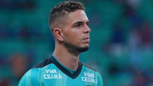 Bruno Ferreira, jogador do Ceara durante execucao do hino nacional antes da partida contra o Bahia no estadio Arena Fonte Nova pelo campeonato Copa Do Nordeste 2025. Foto: Walmir Cirne/AGIF