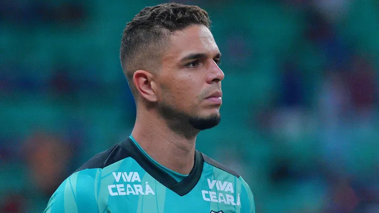 Bruno Ferreira, jogador do Ceara durante execucao do hino nacional antes da partida contra o Bahia no estadio Arena Fonte Nova pelo campeonato Copa Do Nordeste 2025. Foto: Walmir Cirne/AGIF