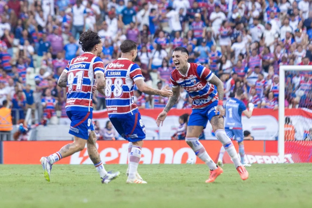 Lucas Sasha jogador do Fortaleza comemora seu gol durante partida contra o Sport no estadio Arena Castelao pelo campeonato Brasileiro A 2025. Foto: Lucas Emanuel/AGIF