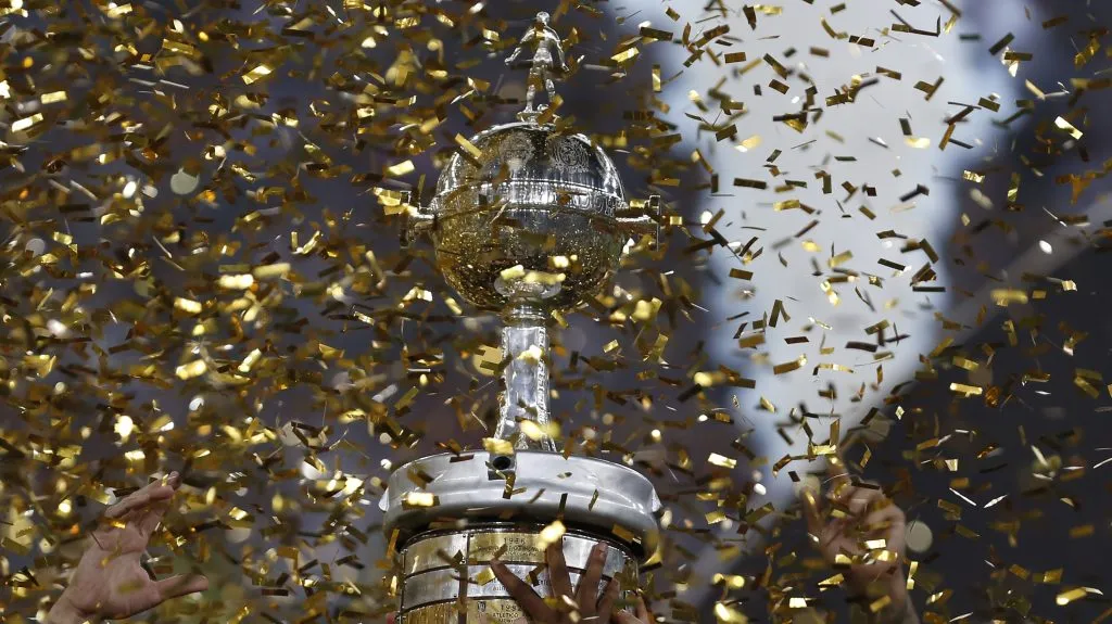 Troféu da Copa Libertadores. (Photo by Ricardo Moreira/Getty Images)