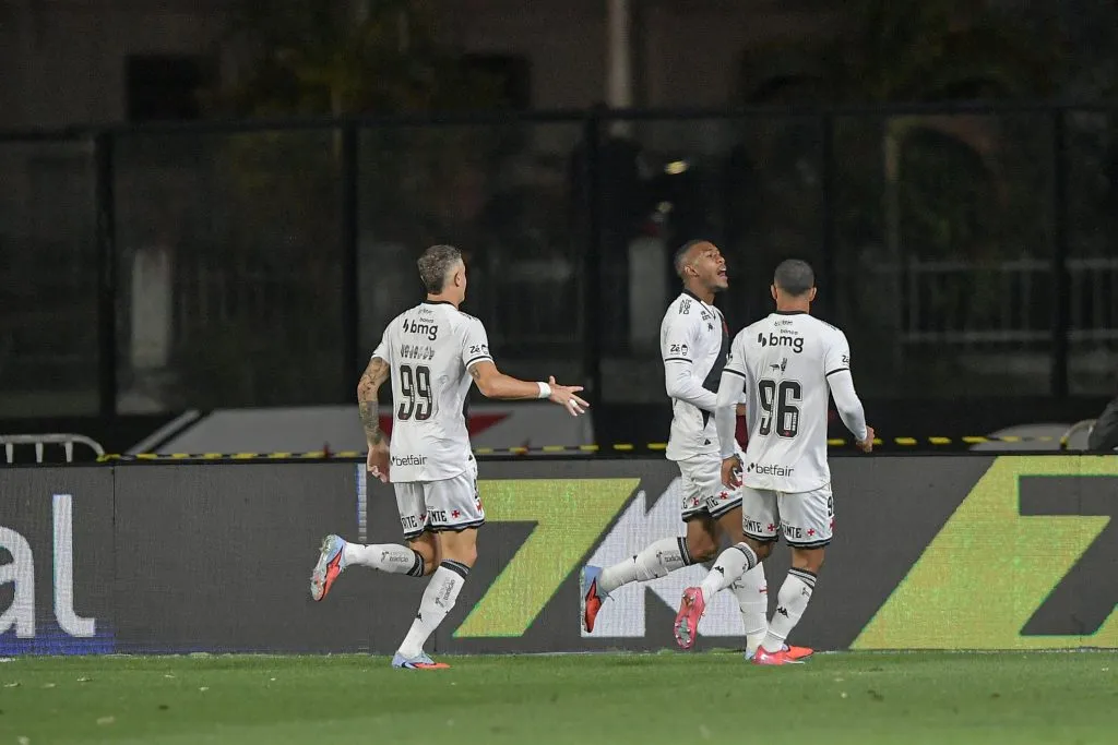 Rayan jogador do Vasco comemora seu gol durante partida contra o Cruzeiro no estadio Sao Januario pelo campeonato Brasileiro A 2025. Foto: Thiago Ribeiro/AGIF