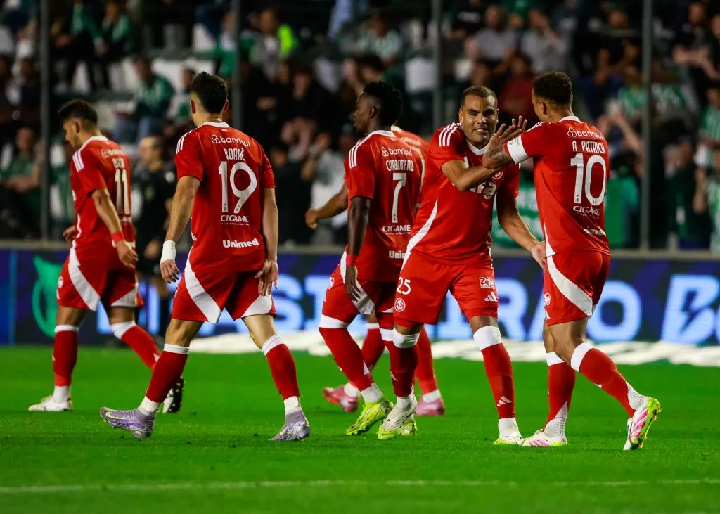 Alan Patrick jogador do Internacional comemora seu gol com jogadores do seu time durante partida contra o Juventude no estadio Alfredo Jaconi pelo campeonato Brasileiro A 2025. Foto: Luiz Erbes/AGIF