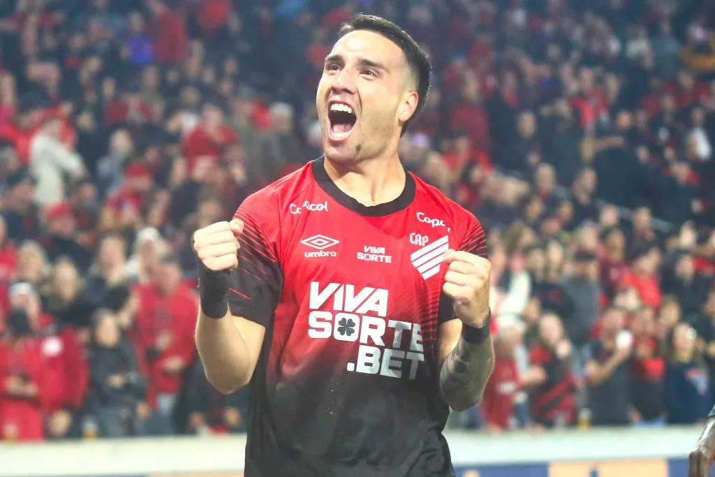 Benavidez jogador do Athletico-PR comemora seu gol durante partida contra o Operario no estadio Arena da Baixada pelo campeonato Brasileiro B 2025. Foto: Gabriel Machado/AGIF