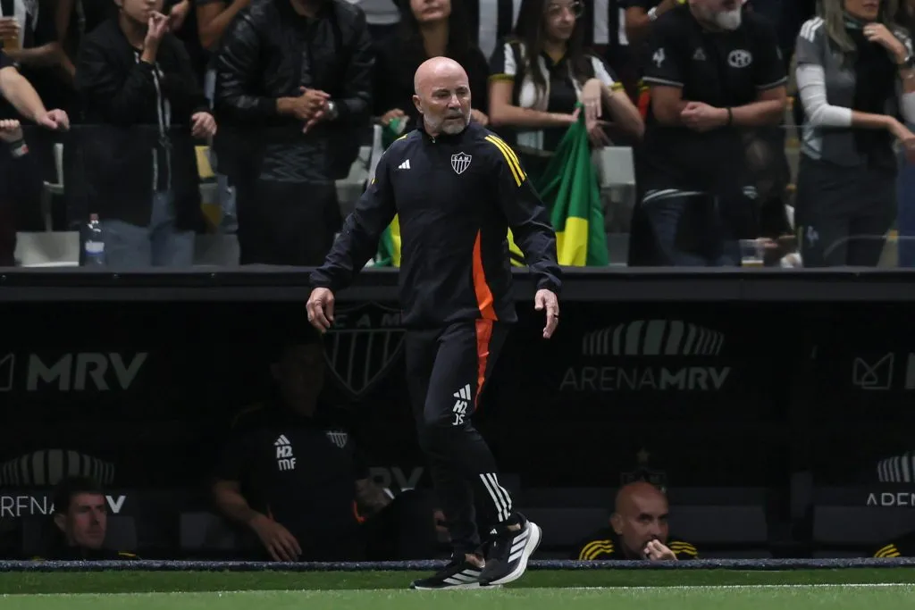 MG – BELO HORIZONTE – 27/09/2025 – BRASILEIRO A 2025, ATLETICO-MG X MIRASSOL -Jorge Sampaoli tecnico do Atletico-MG durante partida contra o Mirassol no estadio Arena MRV pelo campeonato Brasileiro A 2025. Foto: Gilson Lobo/AGIF