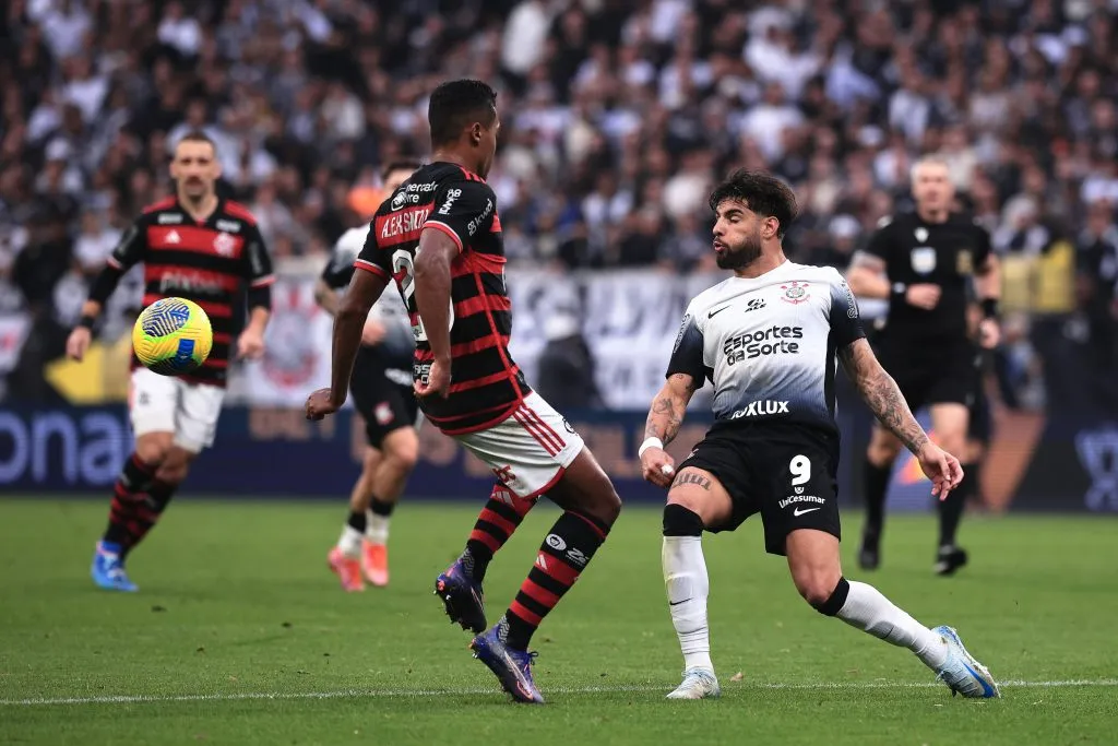 SP – SAO PAULO – 20/10/2024 – COPA DO BRASIL 2024, CORINTHIANS X FLAMENGO – Yuri Alberto jogador do Corinthians disputa lance com Alex Sandro jogador do Flamengo durante partida no estadio Arena Corinthians pelo campeonato Copa Do Brasil 2024. Foto: Ettore Chiereguini/AGIF