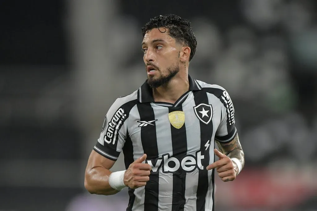 Alex Telles desfalca o Botafogo no clássico deste domingo (28). Foto: Thiago Ribeiro/AGIF