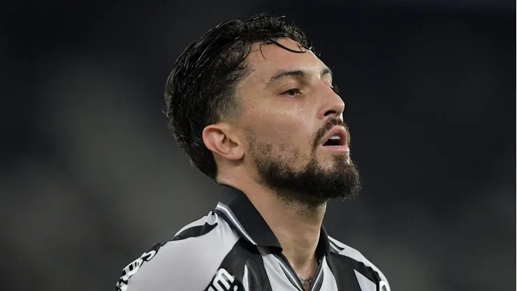Alex Telles está fora do clássico entre Fluminense x Botafogo