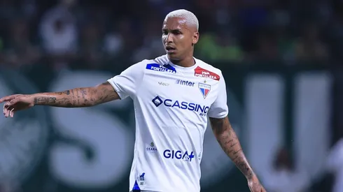 Deyverson durante confronto contra o Palmeiras no Brasileirão 2025.