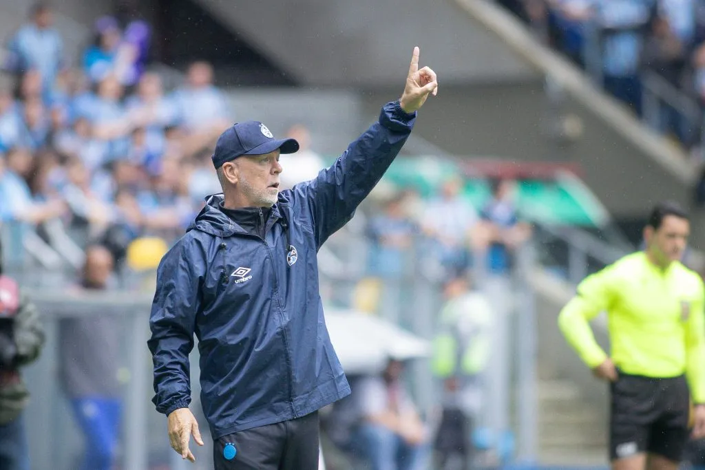 RS – PORTO ALEGRE – 28/09/2025 – BRASILEIRO A 2025, GREMIO X VITORIA – Mano Menezes tecnico do Gremio durante partida contra o Vitoria no estadio Arena do Gremio pelo campeonato Brasileiro A 2025. Foto: Maxi Franzoi/AGIF