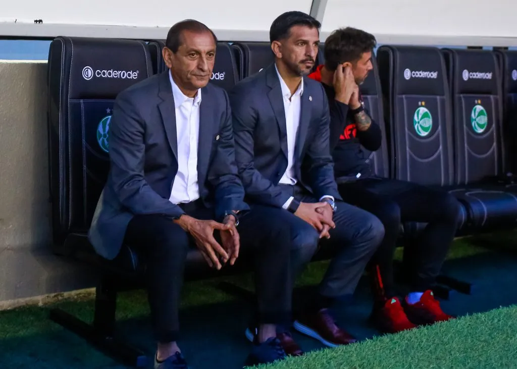 Ramon Diaz técnico do Internacional ao lado de Emiliano Diz auxiliar-tecnico durante partida contra Juventude –  Foto: Luiz Erbes/AGIF