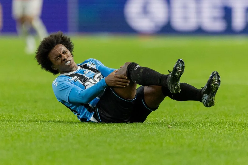Willian jogador do Grêmio sentindo dores – Foto: Liamara Polli/AGIF